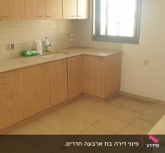מטבח עם ארונות עץ, כיור וברז, מגבונים על השיש
